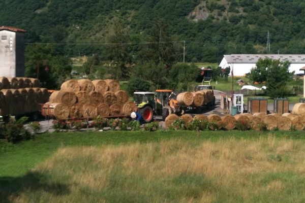 Un convoi de foin est parti de Montréjeau (Haute-Garonne) ce vendredi matin, pour les agriculteurs sinistrés de la Barousse et du canton de Saint-Béat.