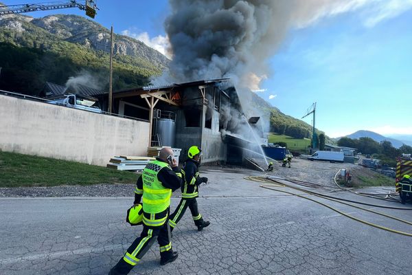 Un incendie s'est déclaré à l'intérieur de la fruitière de Mieussy (Haute-Savoie), ce jeudi 7 septembre.