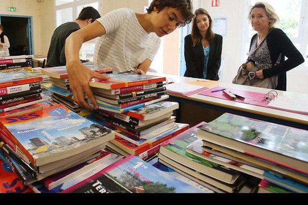 Pour permettre aux lycées d'avoir leurs livres dès les premiers jours de la rentrée, l'ARBS conseille aux familles "régler la totalité de la contribution demandée au titre de la réservation des manuels" et de demander le remboursement des frais avancés par la suite.