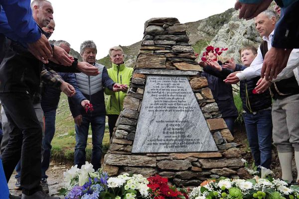 Une stèle a été inaugurée au Nid d'Aigle en hommage aux victimes des deux crash d'Air India au Mont-Blanc.