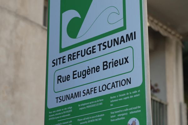 Une signalétique dédiée au risque tsunami est disséminée dans toute la ville de Cannes.