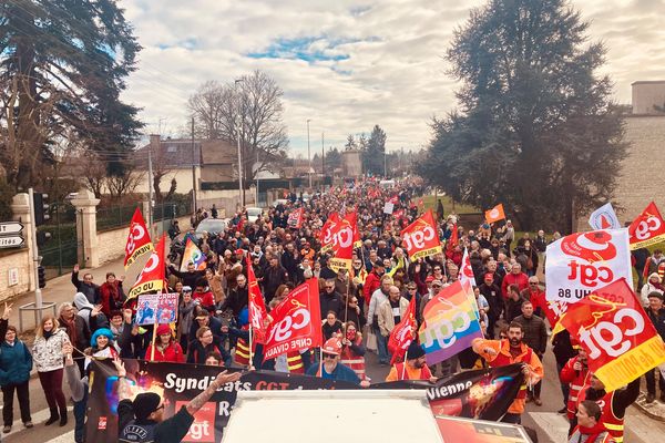 À Poitiers, la manifestation contre la réforme des retraites a rassemblé environ 5.000 personnes, selon les syndicats, 3.000 selon les forces de l'ordre, au départ de la place de France, le 16 février 2023.