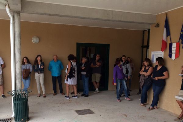 Elus et parents d’élèves se sont retrouvés dans la cour de l'école de Domessargues, dans le Gard pour une mise au point - août 2017