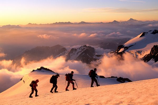 Un groupe d'alpinistes sur le glacier du Monetier, dans le parc national des Ecrins.