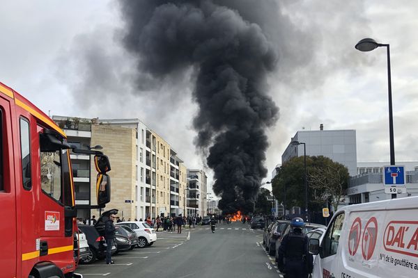 Un départ de feu devant le lycée François Mauriac