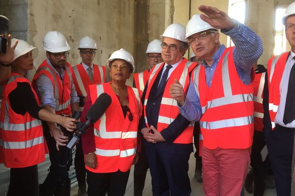 Christiane Taubira en visite sur le chantier de la future cité judiciaire de Poitiers avec la maire Alain Claeys, le 16 octobre 2017