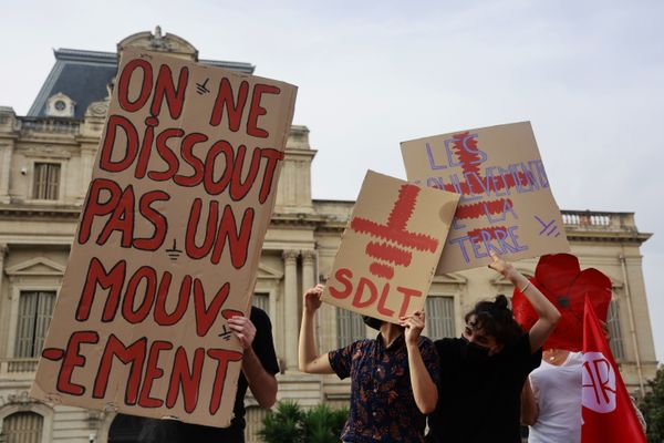 Des manifestants se sont mobilisés pour protester contre la dissolution des Soulèvements de la Terre devant la préfecture de Montpellier, le 21 juin. À Amiens, une manifestation est prévue devant la préfecture de la Somme le 28 juin.