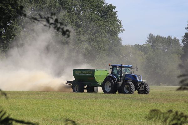 Photo d'illustration. Epandage des cultures par un tracteur. 