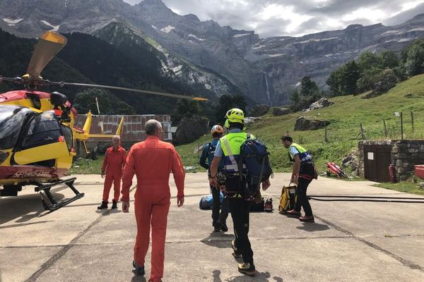 Un hélicoptère de la sécurité civile en détachement à Gavarnie a été déployé pour retrouver le corps de la victime.