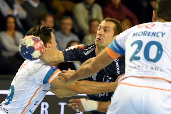 Michaël Guigou bien encerclé lors de la défaite 32-34 du MHB face à Toulouse - 26 novembre 2015