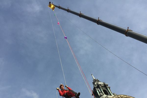 Téléthon 2015, descente en rappel d'une grue à Tours