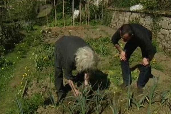 Max Eyrolle et Emmanuel Braud en train de jardiner