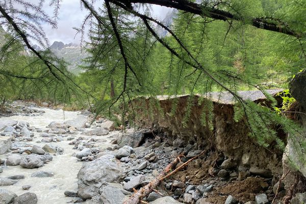 La route qui mène au pré de Madame Carle, Haut-lieu de randonnée dans les Hautes-Alpes, est en partie emportée après les inondations des 20 et 21 juin derniers.