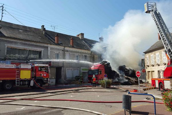 Un camion de paille en feu à Nérondes (Cher) 