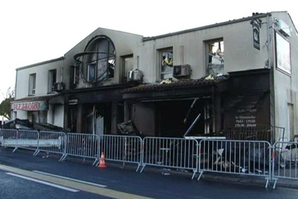 Le bâtiment ravagé par les flammes devrait être rasé.