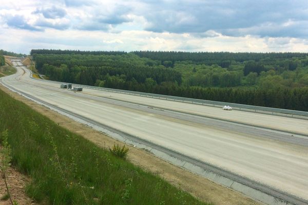 Le dernier tronçon d'autoroute en travaux sur 8 kilomètres à travers la forêt belge, entre Couvin et Brûly à la frontière.