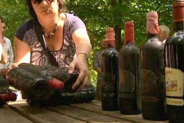 Les bouteilles ont passé un an dans le lac de Castelnau-Lassouts-Lous, en Aveyron.