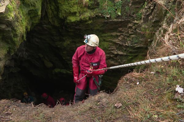 Au fond de ce trou, un gouffre que les spéléologues du Doubs explorent peu à peu.