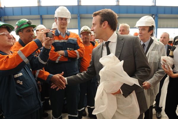 Emmanuel lors de sa visite à Vallourec en 2015 alors qu'il était ministre de l'économie.