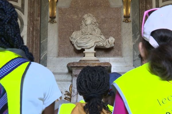 Bustes, dorures, tableaux, les enfants passent de pièces en pièces avec des étoiles plein les yeux