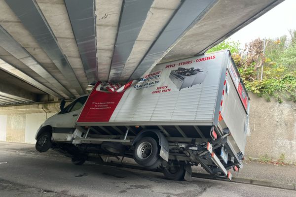 Le camion transportait du matériel de cuisine à Paris.