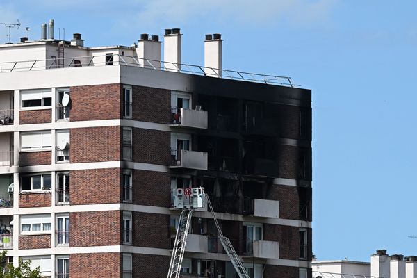 Les dégâts de l’incendie du 19 août dernier visibles sur la tour.