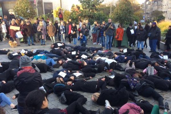 À Orléans, un flash mob militant a eu lieu sur le parvis de la place d’Arc pour interpeller le public sur les violences faites aux femmes.