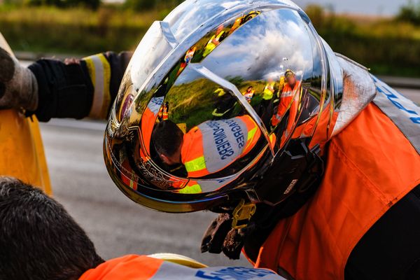 Lle bilan de l'accident est lourd : deux personnes en urgence absolue, une troisième plus légèrement blessée (image d'illustration).