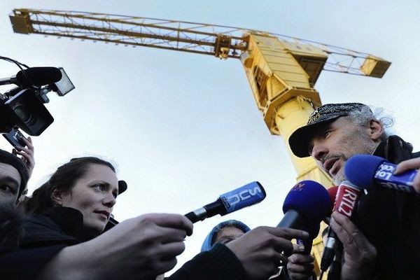 La conférence de presse au pied de la grue