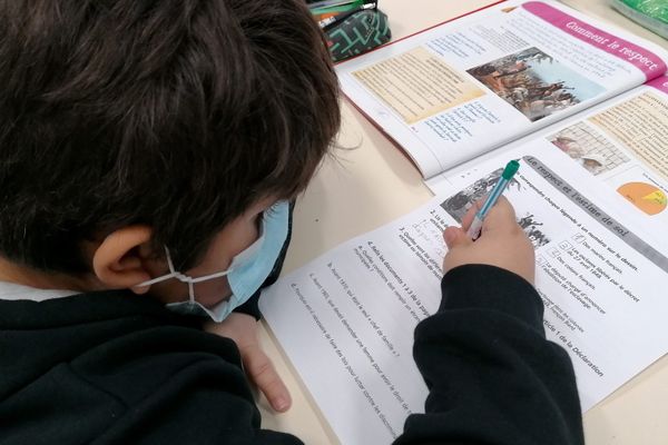 Depuis la rentrée scolaire des vacances de la Toussaint, le port du masque est obligatoire à l'école, dès l'âge de 6 ans. La mesure a été prise pour endiguer la deuxième vague d'épidémie de Covid-19.