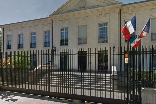 La manifestation se déroulait devant la préfecture de Châteauroux. 