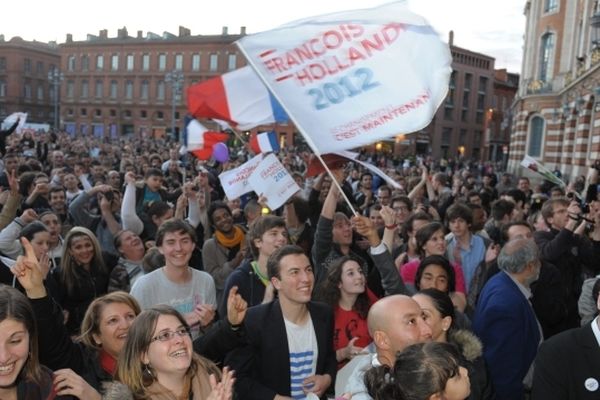 La foule en liesse place du Capitole le 6 mai 2012