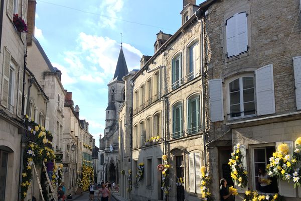 La rue Saint-Jean, qui mène à la basilique de Chaumont, s'est parée de jaune dans la soirée du 22 juin.