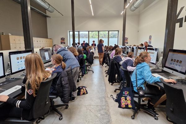 Collégiennes et lycéennes en stage gratuit de codage à Mulhouse.