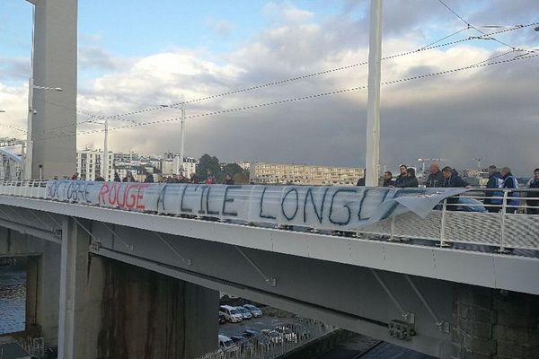 Les salariés de l'Ile Longue ont bloqué le pont de Recouvrance, au dessus de l'Arsenal, ce lundi.