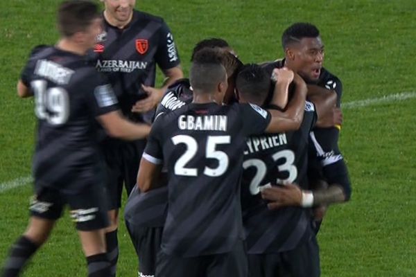 Le joie des joueurs du RC Lens après le but de Lala à Auxerre.