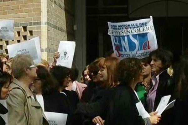 Manifestation des fonctionnaires de greffe devant la cité judiciaire, lundi 31 mars 2014 après-midi, à l'appel de l'UNSA Services Judiciaires, de la CFDT, et du syndicat de la Magistrature.