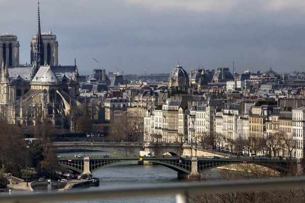 La cathédrale Notre-Dame, sur l'île de la Cité, et l'île Saint-Louis, à Paris.