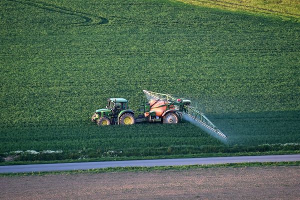 Le gouvernement souhaite prendre un décret qui limiterait l'utilisation des pesticides à plus de 5 ou 10 mètres des habitations selon les cultures. 