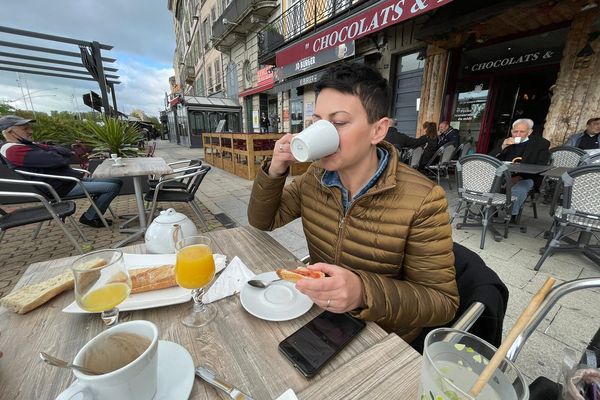 Ce mercredi matin, c'est petit-déjeuner en terrasse pour cette famille de Mâcon (Saône-et-Loire)