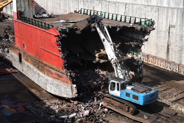 Le bateau Karl en cours de déconstruction au chantier Navaleo à Brest en mai 2022