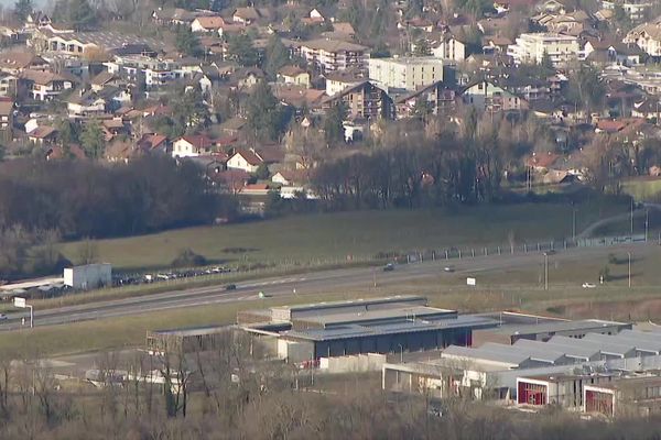 Le projet d'autoroute du Chablais vise à créer un tronçon entre Machilly et Thonon-les-Bains pour désenclaver cette région de Haute-Savoie.