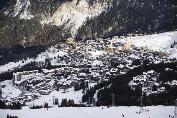 Avec l'arrêt des remontées mécaniques, les médecins de montagne d'Auvergne-Rhône-Alpes n'ont plus leur patientèle hivernale et sont en difficulté. 