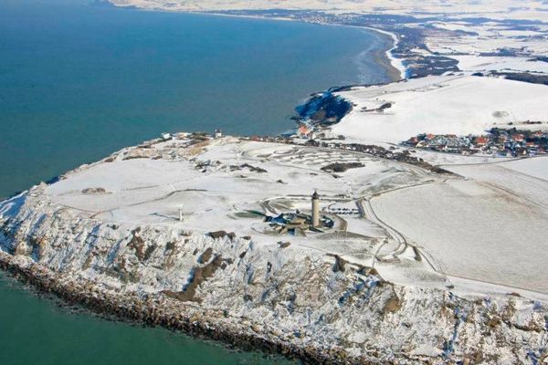 Le Cap Blanc Nez sous la neige en février 2012. (issue de la page Facebook de Philippe Frutier : https://www.facebook.com/media/set/?set=a.331568680221760.82617.161551223890174&type=3)