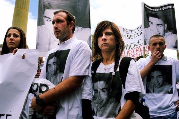 En tête du cortège, la maman de Quentin Fisset-Bonsanti, récemment tué pour un motif dérisoire à la sortie d'un bar à Toulouse