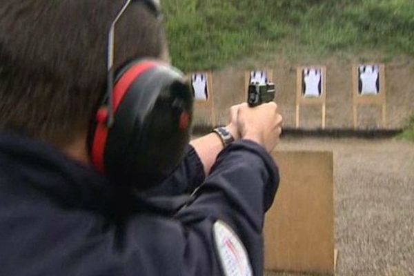 C'est l'occasion pour les policiers de tester plusieurs types armes