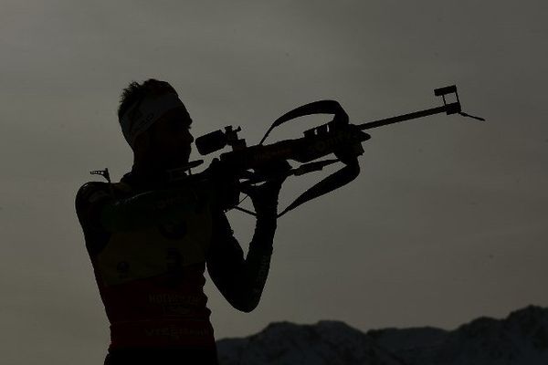 Martin Fourcade, comme tous les biathlètes de haut niveau, possède une carabine parfaitement adaptée à sa morphologie. Photo FRANCK FIFE / AFP