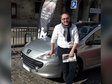 INSOLITE. Une Peugeot 307 franchit le million de kilomètres, dans l'usine  de Sochaux où elle a été assemblée