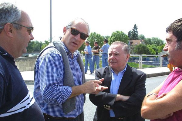 Jacques Bobe au centre lors d'une manifestation de viticulteurs à Cognac le 30 mai 2002