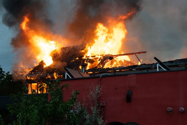 Les flammes ont très rapidement embrasé les étages du gîte aux premières heures du jour.